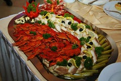 Художнически украшен с раками кипеть красным цветом с коктеилем моря деликатес от шеф-повара - блюда оленины стоковая фотография Художнически украшен с раками кипеть красным цветом с коктеилем моря деликатес от шеф-повара - блюда оленины стоковая фотография