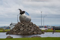 Художественное произведение перед международным аэропортом Keflavik стоковая фотография Художественное произведение перед международным аэропортом Keflavik стоковая фотография