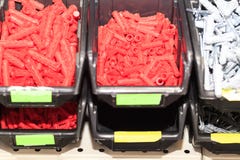 цвет винтов и шпонок красный в магазине в окне магазина, в темной коробке поле глубины отмелое стоковые фотографии rf цвет винтов и шпонок красный в магазине в окне магазина, в темной коробке поле глубины отмелое стоковые фотографии rf