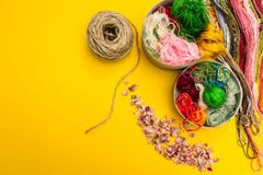 Цвет продевает нитку пук на желтой предпосылке стоковое фото Цвет продевает нитку пук на желтой предпосылке стоковое фото