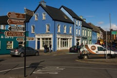 цветастые дома Улица стренги dingle Ирландия стоковые изображения цветастые дома Улица стренги dingle Ирландия стоковые изображения