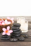 Цветки Plumeria и влажный черный конец-вверх камней Стоковое Фото Цветки Plumeria и влажный черный конец-вверх камней Стоковое Фото