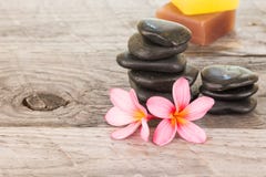 Цветки Plumeria, мыла и черный конец-вверх камней Стоковые Фотографии RF Цветки Plumeria, мыла и черный конец-вверх камней Стоковые Фотографии RF
