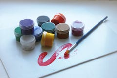 10 цветов в консервных банках краски и одной щетке бесплатная иллюстрация 10 цветов в консервных банках краски и одной щетке бесплатная иллюстрация