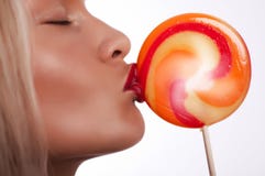 целовать детенышей женщины портрета lollipop сексуальных стоковое фото целовать детенышей женщины портрета lollipop сексуальных стоковое фото