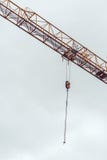 Цепи кранов строительной площадки с крюками в воздухе стоковые изображения rf Цепи кранов строительной площадки с крюками в воздухе стоковые изображения rf