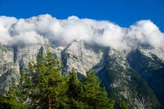 Цепь высокой горы с верхними частями предусматриванными в облаках стоковая фотография Цепь высокой горы с верхними частями предусматриванными в облаках стоковая фотография