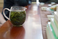 Церемония чая в китайском ресторане, чае заваривать зеленом стоковые фотографии rf Церемония чая в китайском ресторане, чае заваривать зеленом стоковые фотографии rf