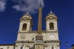 Церковь Monti dei Рима Италии Santissima Trinita на испанских шагах стоковая фотография Церковь Monti dei Рима Италии Santissima Trinita на испанских шагах стоковая фотография