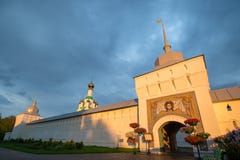 Церковь Взаимн возвеличивания в монастыре Tolga Кольцо золота yaroslavl E Стена монастыря загоренная заходом солнца стоковое изображение rf Церковь Взаимн возвеличивания в монастыре Tolga Кольцо золота yaroslavl E Стена монастыря загоренная заходом солнца стоковое изображение rf