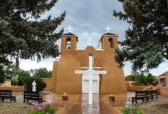 Церковь и двор Сан Franciso De Asis Полета на дождливый день в Taos Неш-Мексико США стоковая фотография rf Церковь и двор Сан Franciso De Asis Полета на дождливый день в Taos Неш-Мексико США стоковая фотография rf