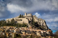 Цитадель, городища и крыши Sisteron с облаками Южные Альпы, франк стоковое фото Цитадель, городища и крыши Sisteron с облаками Южные Альпы, франк стоковое фото