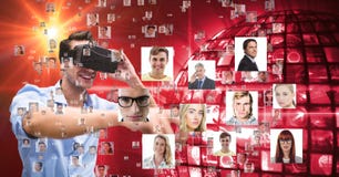 Цифровое изображение молодого человека используя стекла VR пока смотрящ различные портреты Стоковое Изображение RF Цифровое изображение молодого человека используя стекла VR пока смотрящ различные портреты Стоковое Изображение RF
