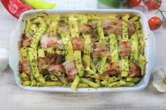 Цукини и бекон испекли макаронные изделия с сыром и пармезаном в белом баке на овоще белого деревянного стола красочном стоковая фотография Цукини и бекон испекли макаронные изделия с сыром и пармезаном в белом баке на овоще белого деревянного стола красочном стоковая фотография
