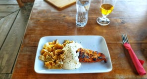 Цыпленок с bechamel и отрезанными блинчиками стоковые фотографии rf Цыпленок с bechamel и отрезанными блинчиками стоковые фотографии rf