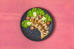 Цыпленок с souse меда и мустарда, салатом, яйцами триперсток, томатами вишни стоковое изображение rf Цыпленок с souse меда и мустарда, салатом, яйцами триперсток, томатами вишни стоковое изображение rf