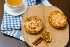 Чай с плюшками творога на деревянной предпосылке Очень вкусный завтрак стоковое изображение Чай с плюшками творога на деревянной предпосылке Очень вкусный завтрак стоковое изображение