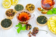 Чай, чашка чаю, различные виды чая, чая на таблице стоковые изображения Чай, чашка чаю, различные виды чая, чая на таблице стоковые изображения