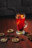 Чай ягоды с свежими смородинами, полениками и клубниками Чашка с плодоовощами и ягодами стоковая фотография rf Чай ягоды с свежими смородинами, полениками и клубниками Чашка с плодоовощами и ягодами стоковая фотография rf