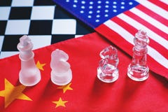 Части игры шахматной доски на США и предпосылке флага Китая, концепции ситуации напряжения торговой войны стоковая фотография Части игры шахматной доски на США и предпосылке флага Китая, концепции ситуации напряжения торговой войны стоковая фотография