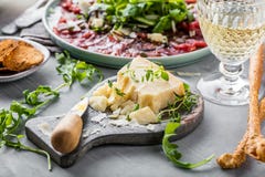 Части очень вкусного сыр пармесана pecorino с специальным ножом стоковые изображения rf Части очень вкусного сыр пармесана pecorino с специальным ножом стоковые изображения rf