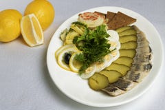 Части рыб, яя, хлеба, огурцов, лимона около холодных закусок стоковое изображение Части рыб, яя, хлеба, огурцов, лимона около холодных закусок стоковое изображение