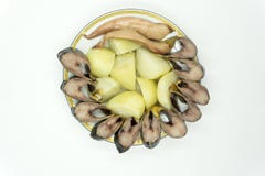 Части сельдей с луками, корнишонами и кипеть картошками стоковое изображение Части сельдей с луками, корнишонами и кипеть картошками стоковое изображение