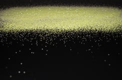 Частицы границы искры яркого блеска водопадов золотые играют главные роли на черной предпосылке, счастливом празднике Нового Года стоковая фотография Частицы границы искры яркого блеска водопадов золотые играют главные роли на черной предпосылке, счастливом празднике Нового Года стоковая фотография