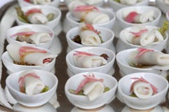 Часть блинчиков с начинкой с пряным соусом, овощей стоковые изображения rf Часть блинчиков с начинкой с пряным соусом, овощей стоковые изображения rf