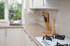 Часть интерьера кухни против окна стоковое изображение rf Часть интерьера кухни против окна стоковое изображение rf