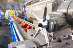 Часть крупного плана промышленной машины в фабрике на metalworks стоковые изображения Часть крупного плана промышленной машины в фабрике на metalworks стоковые изображения
