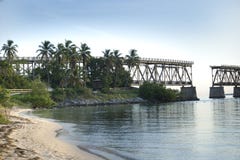 Часть моста Генри Flagler куда она раскрывает в ключах Флориды с пальмами и пляжем стоковые изображения Часть моста Генри Flagler куда она раскрывает в ключах Флориды с пальмами и пляжем стоковые изображения