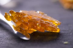 Часть обломка концентрата масла конопли aka с dabbing инструментом стоковые изображения rf Часть обломка концентрата масла конопли aka с dabbing инструментом стоковые изображения rf