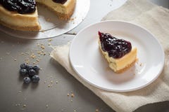 Часть чизкейка голубики свежести очень вкусного на плите стоковое фото Часть чизкейка голубики свежести очень вкусного на плите стоковое фото