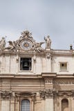 Часы и колокол на базилике St Peter, государстве Ватикан, Италии стоковая фотография Часы и колокол на базилике St Peter, государстве Ватикан, Италии стоковая фотография