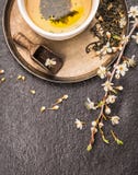 Чашка зеленого чая вишни на темной каменной предпосылке, взгляд сверху стоковые фотографии rf Чашка зеленого чая вишни на темной каменной предпосылке, взгляд сверху стоковые фотографии rf