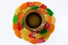 Чашка кофе и помадки - плодоовощи ананаса candied на белом b стоковые изображения Чашка кофе и помадки - плодоовощи ананаса candied на белом b стоковые изображения