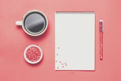 Чашка кофе и тетрадь на красной предпосылке Минималистичный стиль Взгляд сверху, плоское положение стоковые фото Чашка кофе и тетрадь на красной предпосылке Минималистичный стиль Взгляд сверху, плоское положение стоковые фото