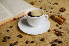 Чашка кофе на предпосылке мешковины с книгой макрос кофе завтрака фасолей идеально изолированный над белизной одушевляя стоковые изображения rf Чашка кофе на предпосылке мешковины с книгой макрос кофе завтрака фасолей идеально изолированный над белизной одушевляя стоковые изображения rf