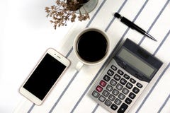 Чашка кофе с инструментами офиса и умным телефоном, взгляд сверху Стоковые Фотографии RF Чашка кофе с инструментами офиса и умным телефоном, взгляд сверху Стоковые Фотографии RF