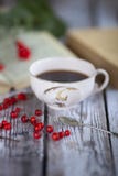 Чашка кофе с красными ягодами и книгами стоковые изображения Чашка кофе с красными ягодами и книгами стоковые изображения