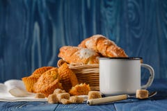 Чашка черного кофе в старой кружке эмали, круассанов o завтрака стоковая фотография Чашка черного кофе в старой кружке эмали, круассанов o завтрака стоковая фотография