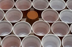 Чашки Брауна пластиковые стоковые фото Чашки Брауна пластиковые стоковые фото