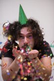 Человек Confetti на партии стоковое фото Человек Confetti на партии стоковое фото