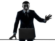 Человек замаскировал компьютер анонимного члена группы вычисляя салютуя si стоковое изображение rf Человек замаскировал компьютер анонимного члена группы вычисляя салютуя si стоковое изображение rf