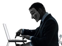 Человек замаскировал силуэт компьютера анонимного члена группы вычисляя Стоковая Фотография Человек замаскировал силуэт компьютера анонимного члена группы вычисляя Стоковая Фотография