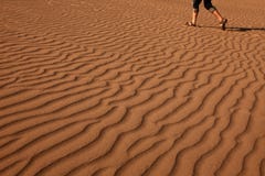 Человек идя на красивый песок стоковая фотография rf Человек идя на красивый песок стоковая фотография rf