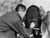 Человек настраивая радио (все показанные люди более длинные живущие и никакое имущество не существует Гарантии поставщика что буд Стоковая Фотография RF Человек настраивая радио (все показанные люди более длинные живущие и никакое имущество не существует Гарантии поставщика что буд Стоковая Фотография RF