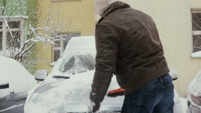 Человек освобождает снег от его автомобиля на улице в зиме, вид спереди, промежутке времени, акции видеоматериалы Человек освобождает снег от его автомобиля на улице в зиме, вид спереди, промежутке времени, акции видеоматериалы