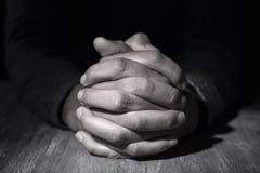 Человек при его сжиманные руки стоковое изображение rf Человек при его сжиманные руки стоковое изображение rf